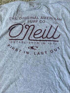 O’Neil Men's Heather Gray Short-Sleeve Tee with Maroon Script Logo